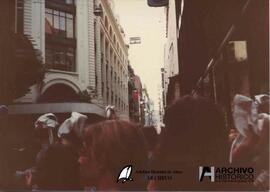 Madres reparten volantes en calle Florida 1980