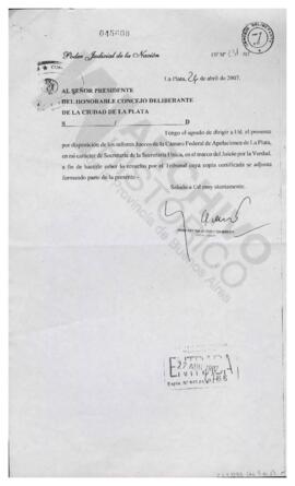 Nota con copia certificada adjunta de lo resuelto por el Juez sobre exhumación de cuerpos en el C...