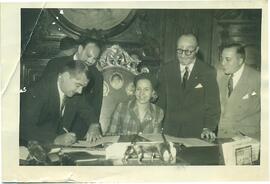 Eva Duarte de Perón con sindicalistas