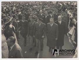 Dirigiendose al palco para presenciar el desfile 1950