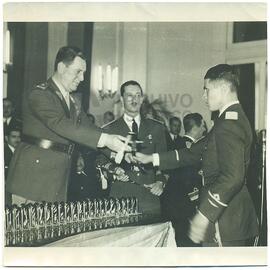 Juan Domingo Perón con representantes de las FFAA