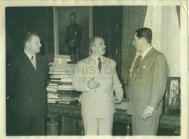 Juan Domingo Perón con periodistas extranjeros