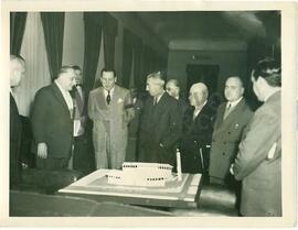 Juan Domingo Perón con deportistas