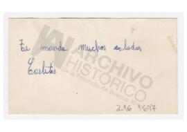Tarjeta con leyenda “Te mando muchos saludos. Carlitos”.