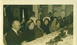 Eva Duarte de Perón con funcionarios políticos
