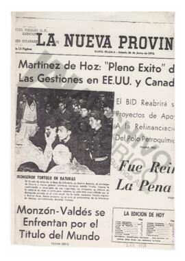 Fotocopia del diario La Nueva Provincia donde se lo ve a Carlos apadrinando a un conscripto en su...