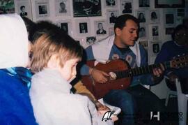 Ismael Serrano visita a las Madres 2005
