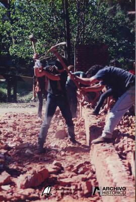 Demolición muro de la Facultad de Arquitectura 1995