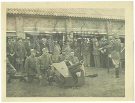 Juan Domingo Perón con representantes de las FFAA