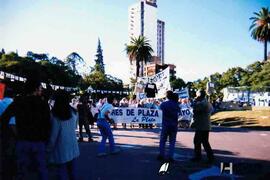 Carteles después de una marcha, La Plata 2004