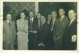 Eva Duarte de Perón con sindicalistas