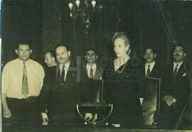 Eva Duarte de Perón con sindicalistas