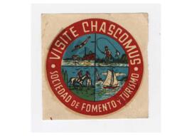 Calcomanía publicitaria “Visite Chascomús. Sociedad de Fomento y Turismo”.