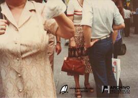 Madres reparten volantes en calle Florida 1980