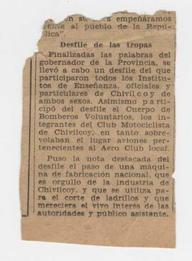 Recorte de periódico sobre desfiles de las tropas el día de su asunción