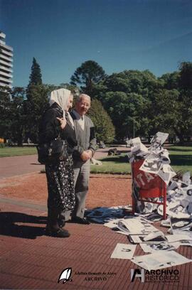 Carteles después de una marcha, Plaza San Martín