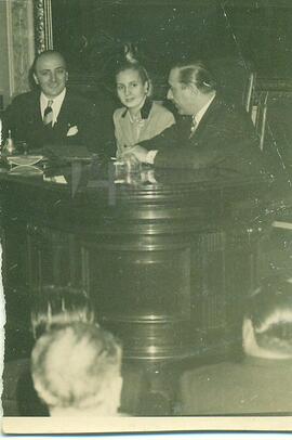 Eva Duarte de Perón con funcionarios políticos