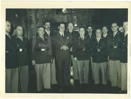 Juan Domingo Perón con representantes de las FFAA