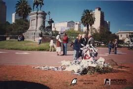 Carteles después de una marcha, Plaza San Martín