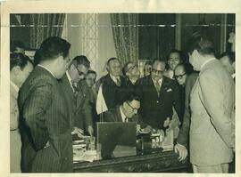 Juan Domingo Perón con periodistas extranjeros