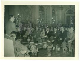 Juan Domingo Perón con representantes de las FFAA
