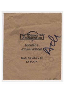 Dos sobres. Uno sin remitente, y otro de la tienda “Manos Artesanales”.